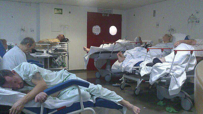Varios pacientes ingresados en el pasillo del Hospital Universitario...