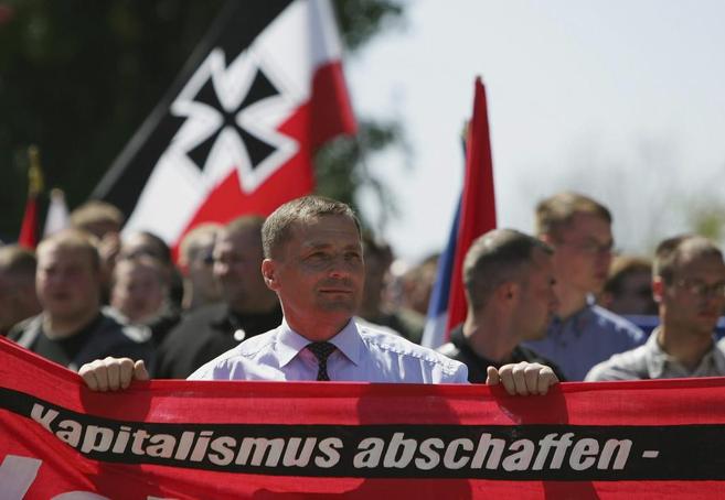 El presidente del NPD, Udo Pstors, en una protesta en Neubrandenburg...