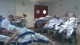 Pacientes  en el pasillo del Hospital  de Mstoles.