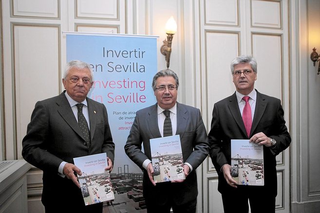 Francisco Herrero, Zoido y Javier Landa, con el documento...