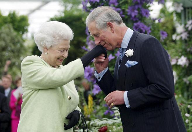 El prncipe Carlos besa la mano de su madre, la reina.