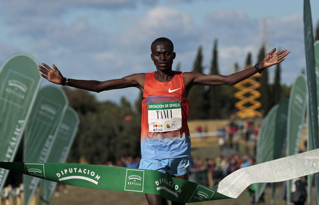 El atleta keniano Paul Tanui entra en la meta como vencedor del XXXII...