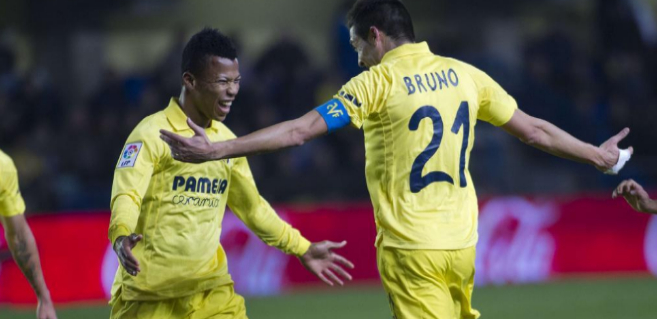 Bruno Soriano y Uche celebran el primer gol al Almera.
