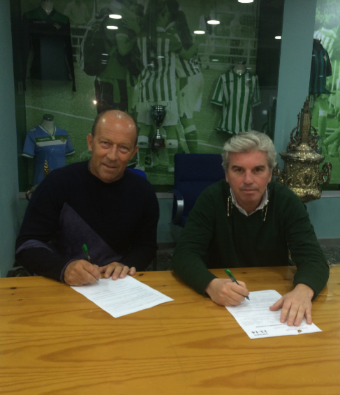 Caldern (izda.) y Miguel Guilln, durante la firma del contrato.