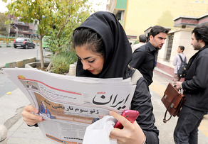 Una joven iran lee la informacin sobre el acuerdo.