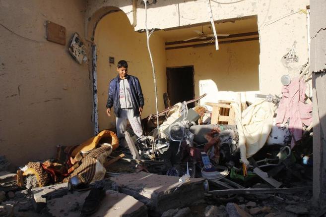 Un joven contempla desolado su hogar tras explotar un coche bomba en...