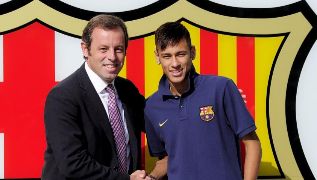 Rosell da la mano a Neymar en el Camp Nou.