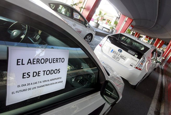 Taxis con los carteles informativos de la protesta en el aeropuerto de...