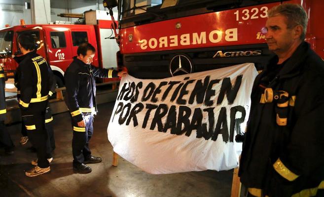 Protesta de bomberos por la detención de uno de ellos, el viernes.