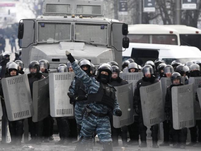 Policas antidisturbios preparan la carga contra los manifestantes en...