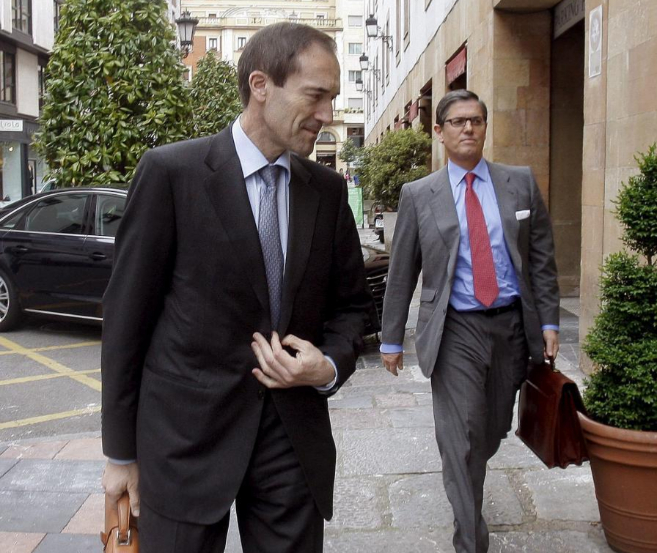 Manuel Menndez, presidente de Liberbank, junto al consejero Felipe...