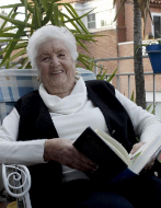 Una mujer mayor lee un libro