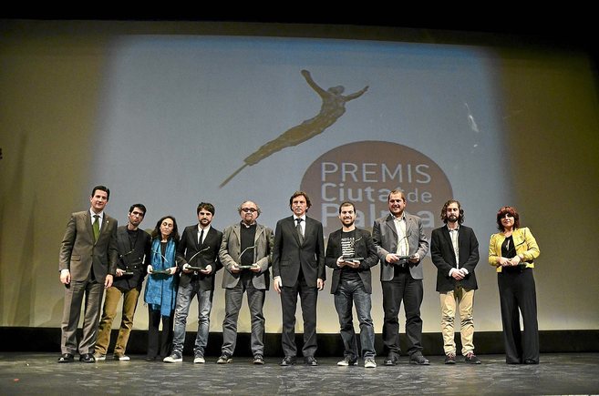 Fernando Gilet y Mateo Isern posan con todos los premiados al terminar...