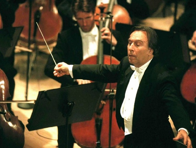 Claudio Abbado dirigiendo a la orquesta Filarmnica de Berln.
