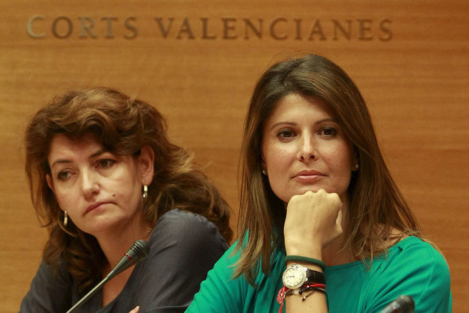 Esther Pastor (derecha), durante una comparecencia en las Cortes...