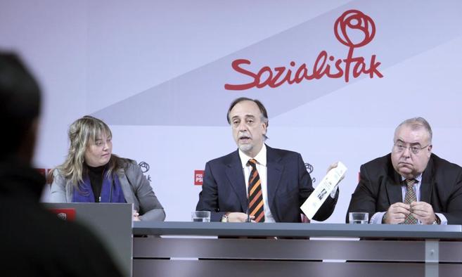 Los senadores del PSE Tontxu Rodrguez (d), Yolanda Vicente (i) y...
