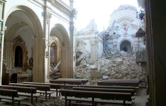 Una iglesia derruida tras el terremoto de 2011 en Lorca