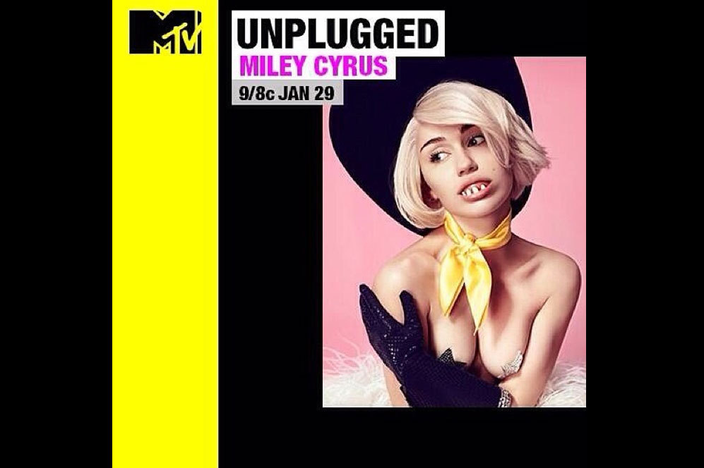Es Miley Cyrus? El cartel que anucia su prximo directo para el canal MTV no deja lugar a dudas, pero la imagen que lo acompaa recuerda a la excntrica Lady Gaga. Los dientes postizos, el pauelo al cuello, sombrero de ala ancha, guantes, pezoneras y plumas... todo un 'outifit' de desconcierto que ha vuelto a poner a Miley en boca de todos, hasta incluso de la 'aludida' Lady Gaga. La artista ha hecho una pequea alusin a la semejanza de esta imagen de Cyrus con la portada de su single Dope a travs de Twitter.  Mientras, la ex nia Disney sigue alimentando la expectacin sobre su gira, de la que ya se conocen varios diseadores que la vestirn.