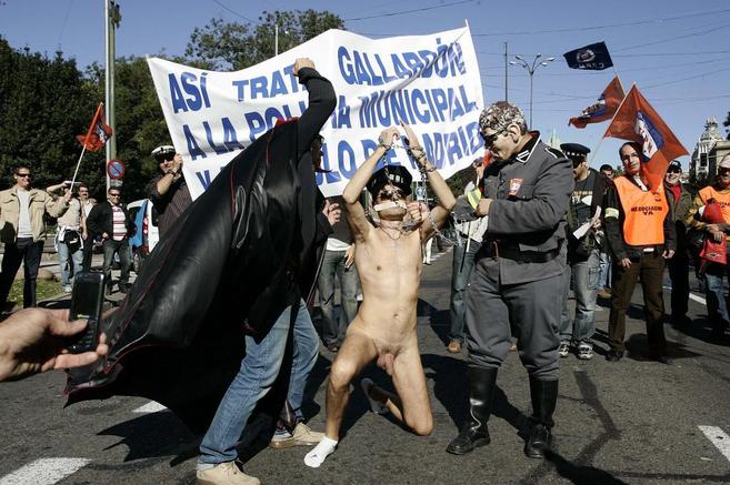 El agente de Polica Municipal desnudo, en la protesta de noviembre...