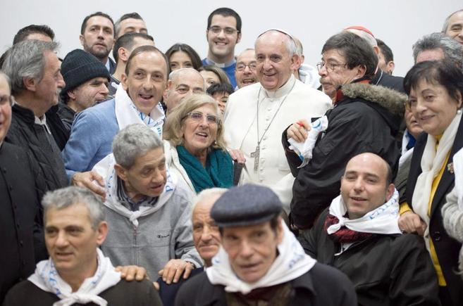 El Papa Francisco, con un grupo de personas sin hogar e inmigrantes en...