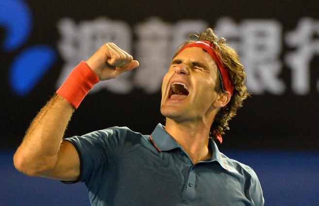 Roger Federer celebra su victoria sobre Andy Murray.