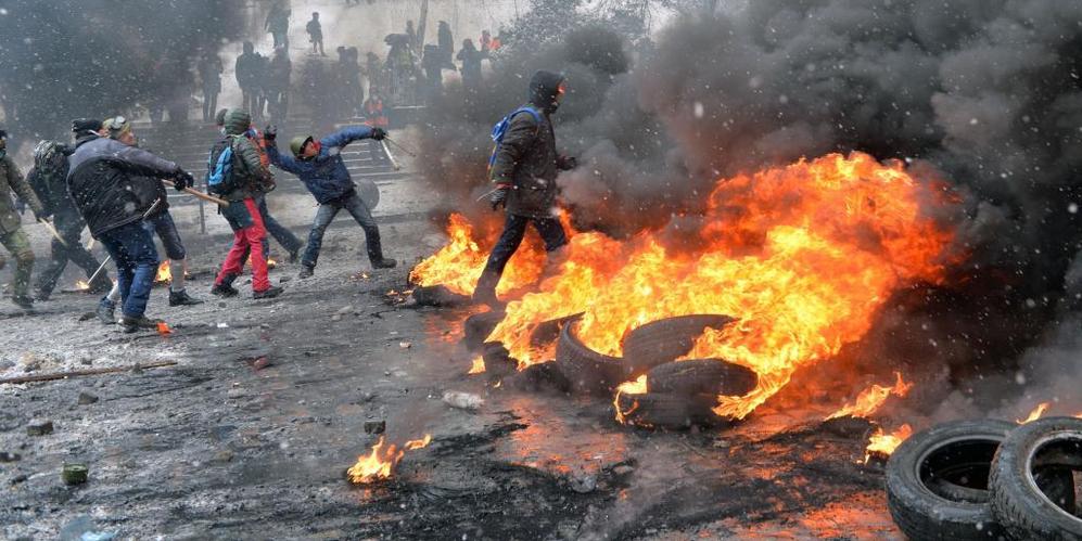 Los manifestantes queman neumticos y lanzan objetos a la polica...