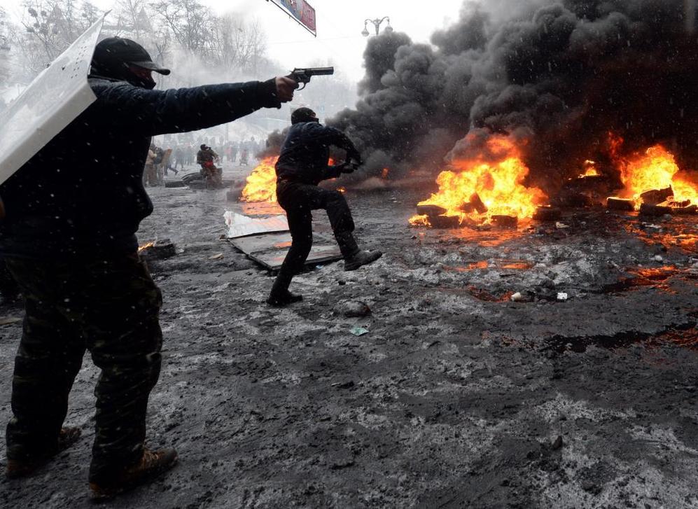 Un manifestante empua una pistola hoy en Kiev.