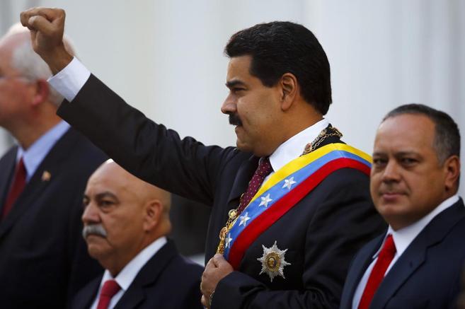 El presidente de Venezuela, Nicols Maduro, saluda al llegar a la...