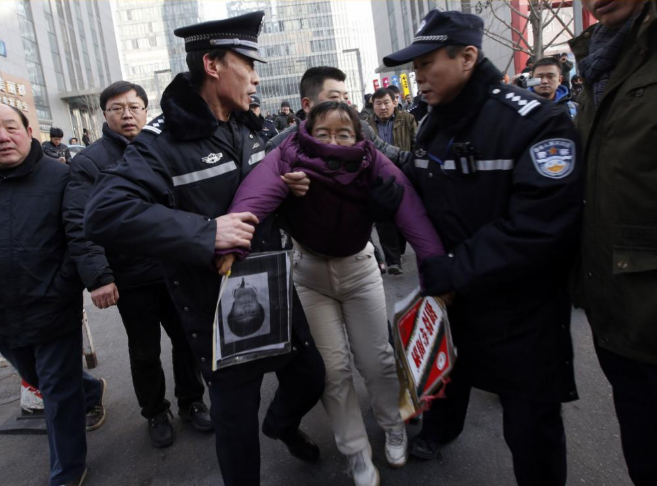 La policía detiene a Liu Chunxia, simpatizante de Xu Zhiyong,...