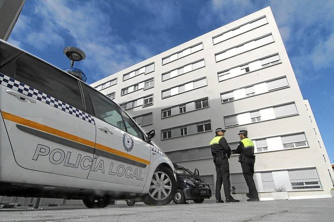 Patrullas de Polica Local y Nacional vigilan la barriada de Nuevo...