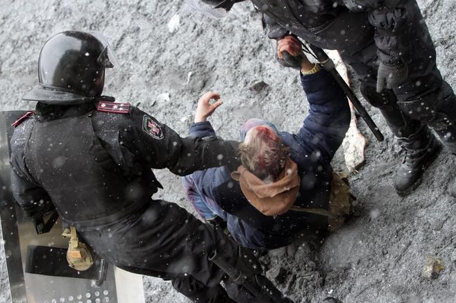 La polica ucraniana detiene a un manifestante en las calles de Kiev.