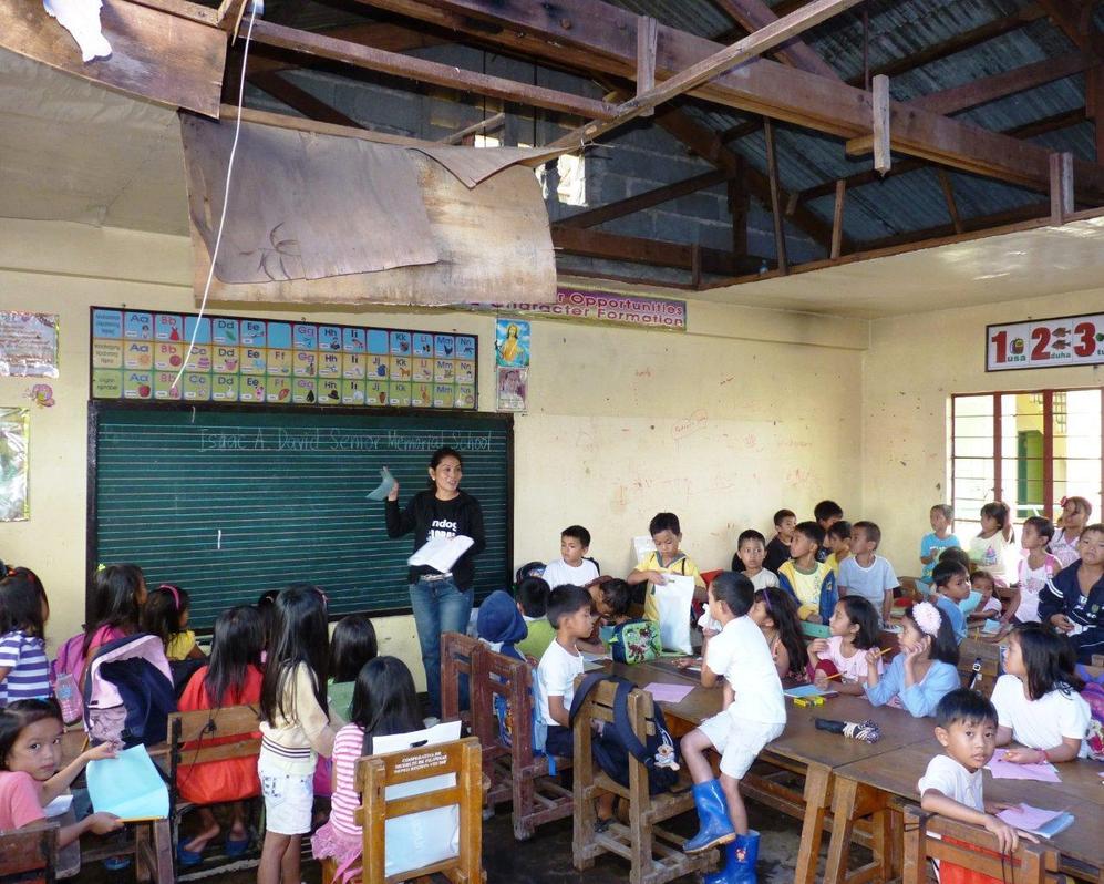 Monina Ezquierdo, directora del colegio San Jos de Tacloban, en una...