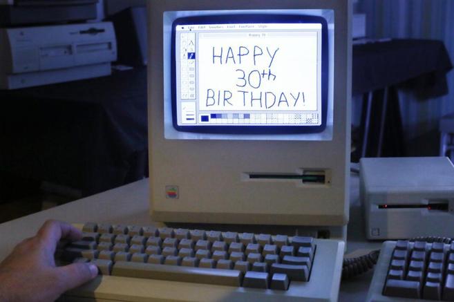 En la imagen, un equipo original de Macintosh de 128K que se encuentra...