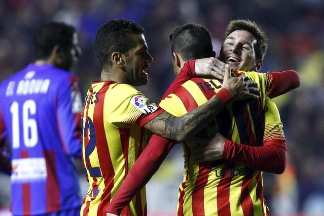 Alves, Tello y Messi celebran uno de los goles al Levante.