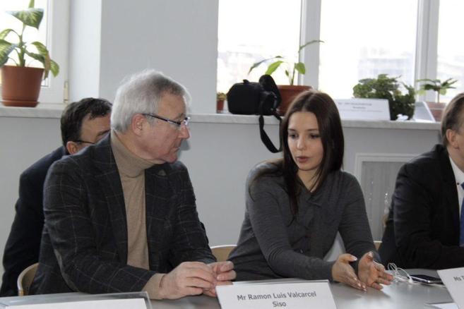 Ramn Luis Valcrcel, en una reunin en Kiev junto a Eugenia, hija...