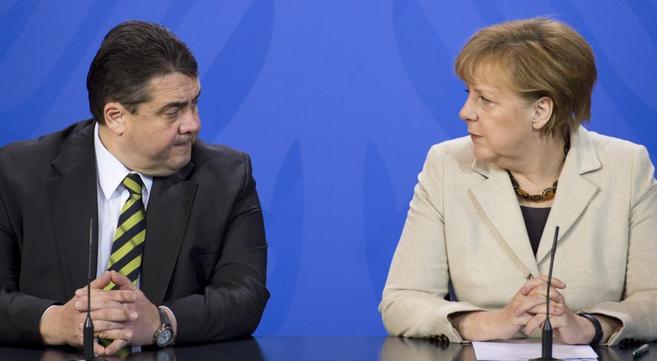 Angela Merkel y Sigmar Gabriel, en rueda de prensa tras su...