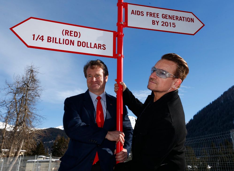 Muy comprometido con la lucha contra el sida, Bono ha posado con Brian...