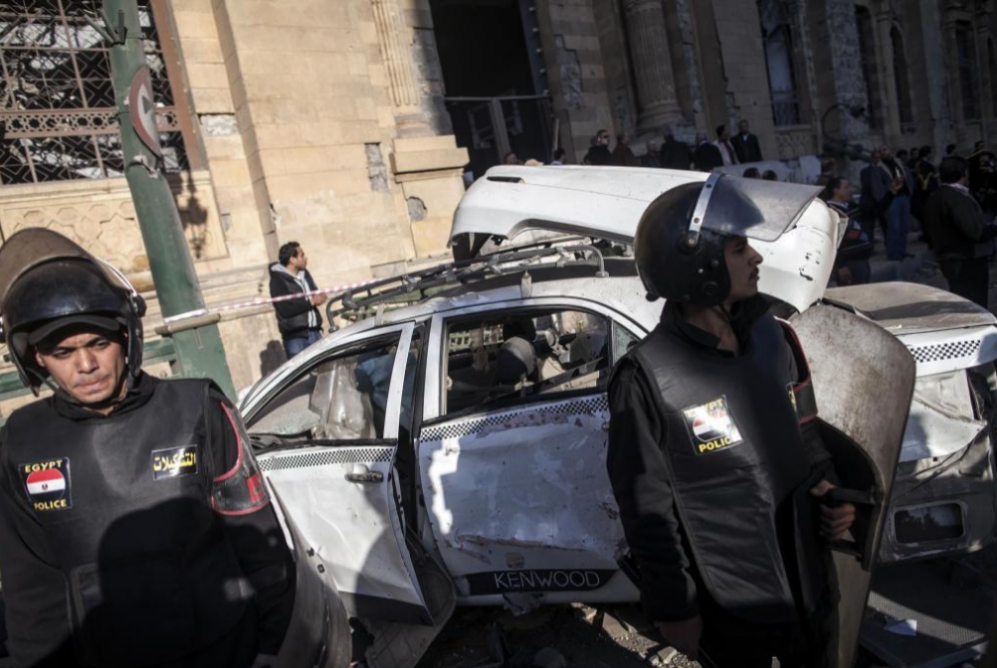 Un coche bomba ha estallado a las puertas de la sede de la Direccin...