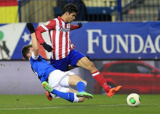 Diego Costa pugna con Laporte en la lucha por un baln.