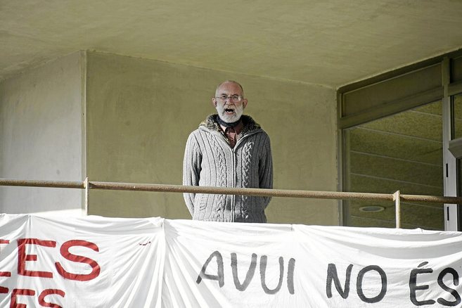 Jaume March saludando a la marea verde durante la huelga.