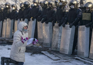 Una mujer suplica a los policas en Kiev.