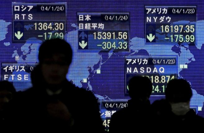 Un panel muestra en Tokio las cadas de las grandes Bolsas del mundo.