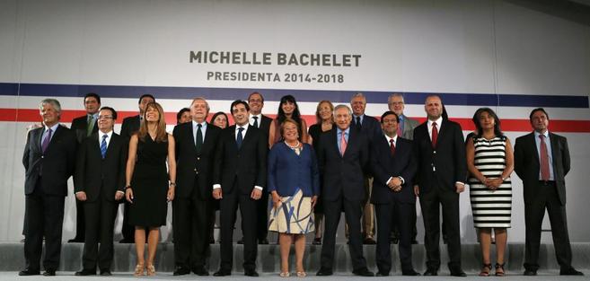 La presidenta electa Bachelet posa con los ministros de su nuevo...