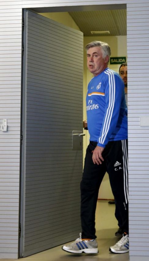 Ancelotti, a su llegada a la sala de prensa de Valdebebas.