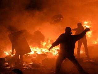 Enfrentamiento entre manifestantes y policas en Kiev