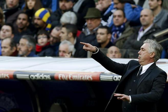 El tcnico del Real Madrid, Carlo Ancelotti, da instrucciones durante...