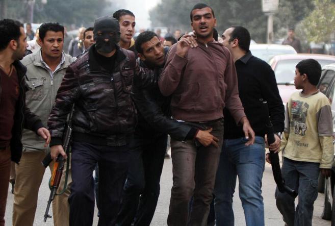 Policas egipcios arrestan a un seguidor de los Hermanos Musulmanes,...
