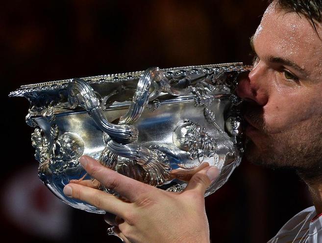 Stanislas Wawrinka besa el trofeo tras haber doblegado a Rafa Nadal.