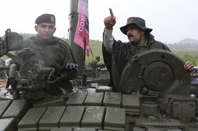 El presidente venezolano, Nicolás Maduro, habla con un soldado dentro...