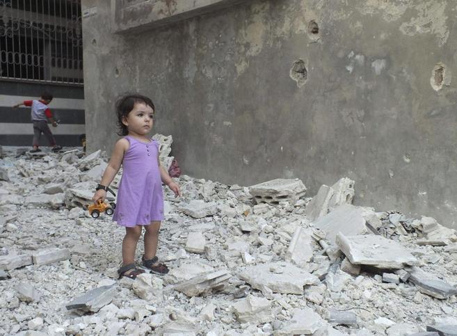 Una niña en una calle de la sitiada ciudad siria de Homs.